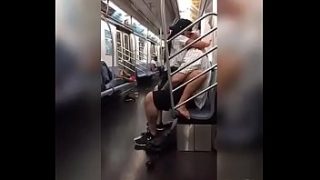 Gostosa no metro dando gostoso louca para gozar