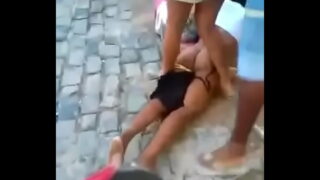 Mulher brigando pelada