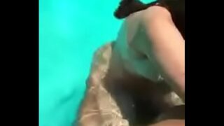 Comendo amiga na piscina