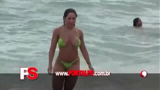 Mulher. Melão na piscina