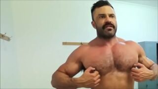 Porno homem musculosos tremendo prazer