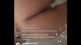 Novinhas tomando banho na piscina