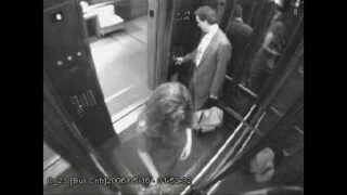 Novinha fica presa no elevador