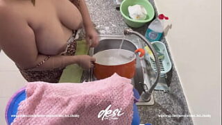 Ngewek kaka di dapur